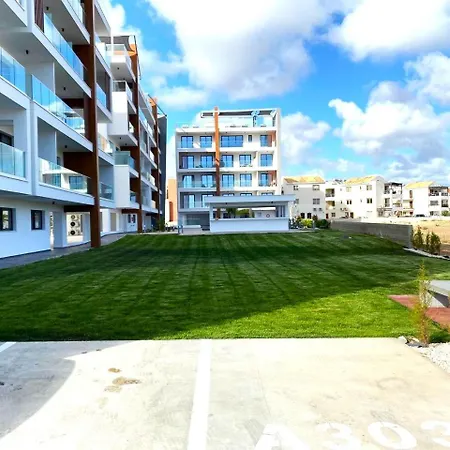 H&o New 4 Seasons Universal Apartment *