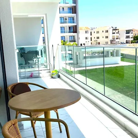 דירה H&o New 4 Seasons Universal פאפוס