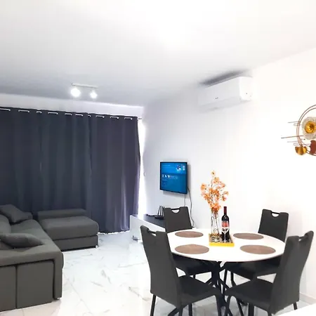 דירה H&o New 4 Seasons Universal