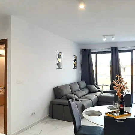 H&o New 4 Seasons Universal Apartment